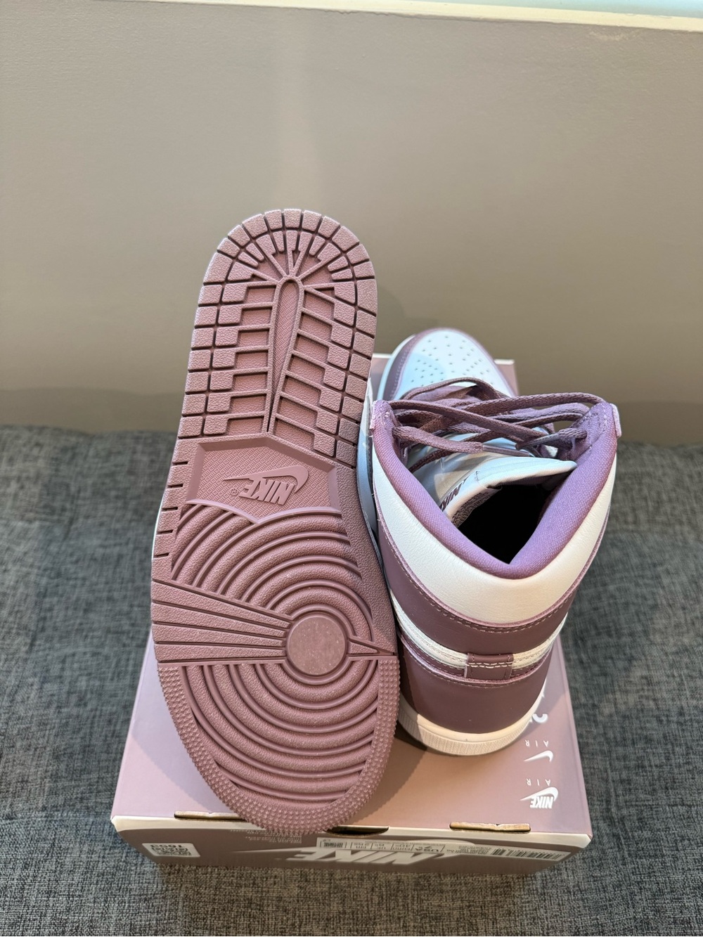 Unisex Nike Jordan Mid Sneakers in Mauve and White - Picture 5 of 6